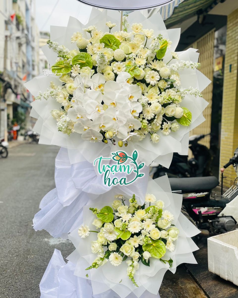Vòng hoa nghệ thuật tone trắng nhẹ nhàng – Lời chào tiễn biệt gần gũi, giản dị nhưng tràn đầy ý nghĩa