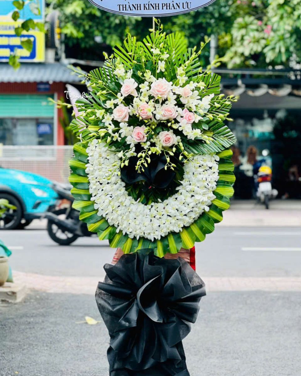 Vong hoa vieng giao den tang le tai Binh Chanh