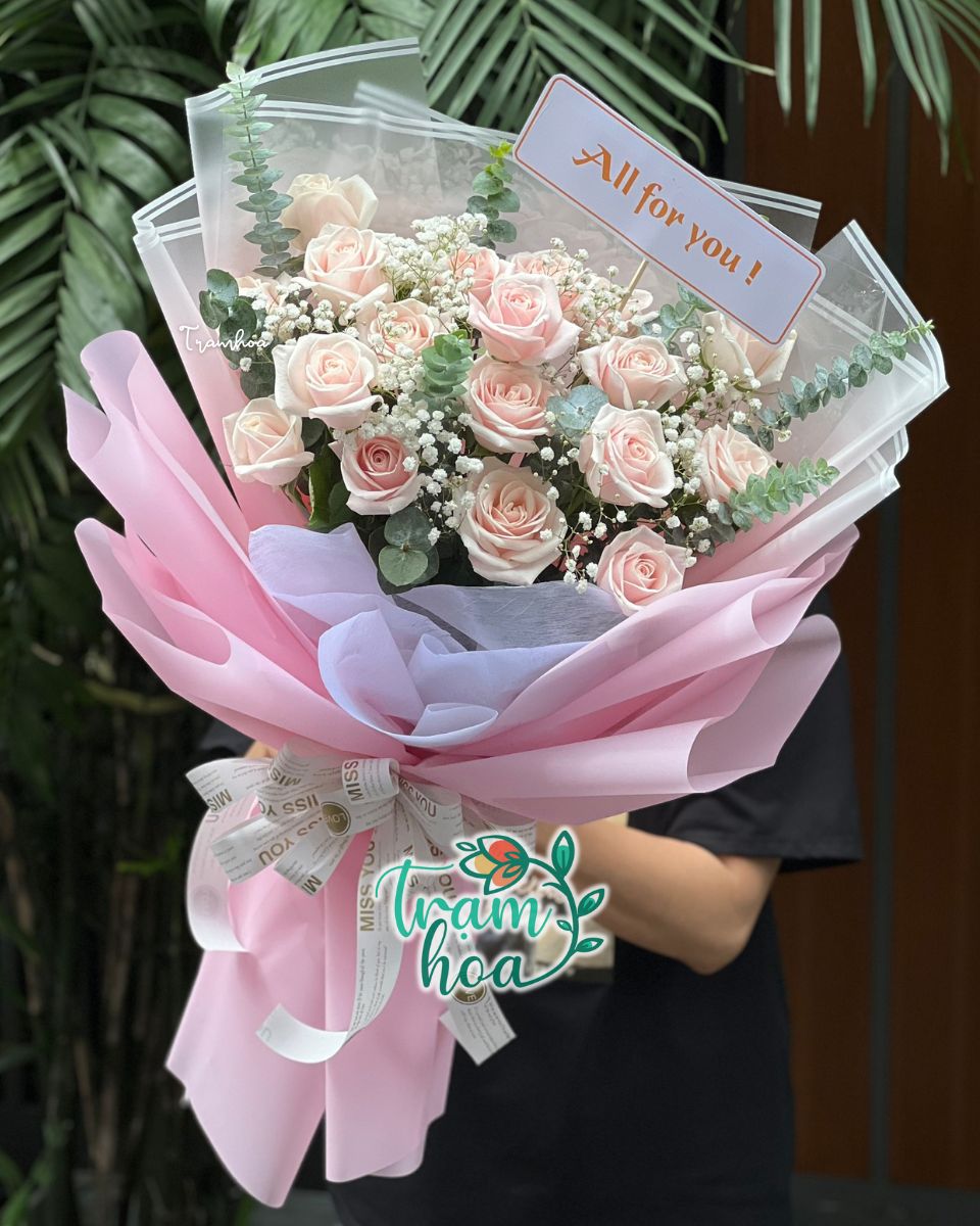 Bó hoa tone hồng kem – Ngọt ngào, phù hợp cho mọi dịp tặng phụ nữ
