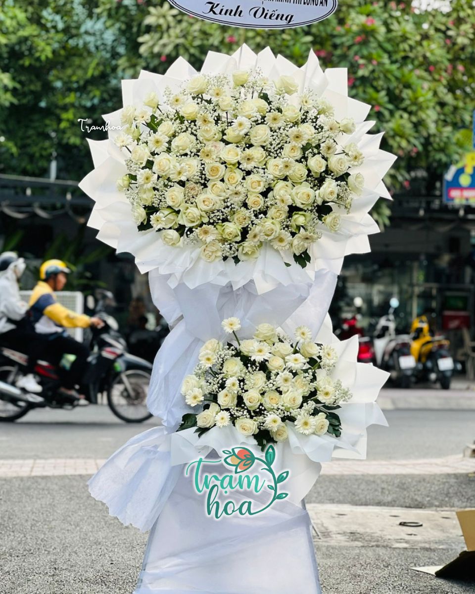 Hoa chia buồn tone trắng giao viếng tận nơi đến khách hàng tại Trạm Hoa Quận 10