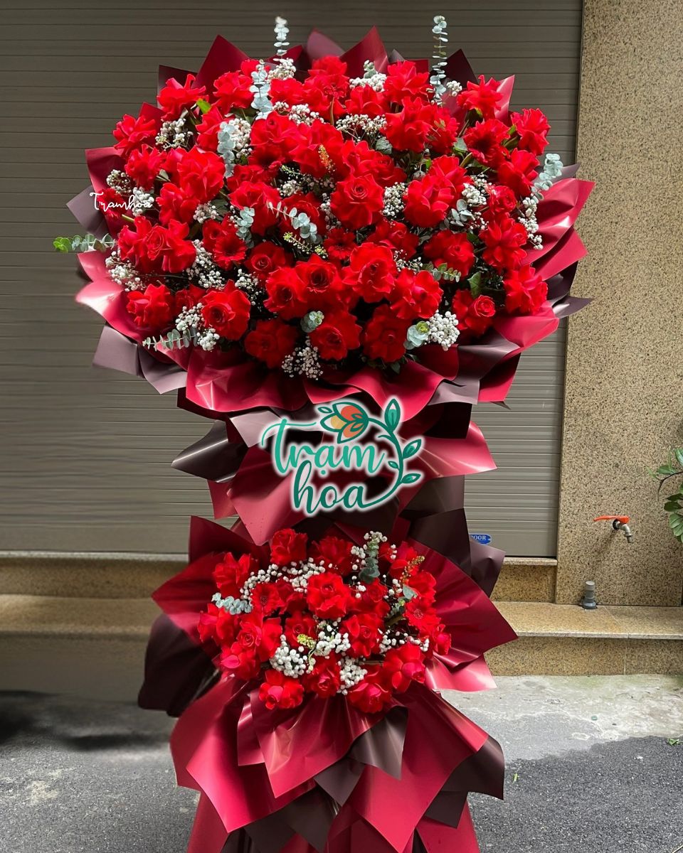 Kệ hoa hồng tone đỏ chúc mừng tiệc kỷ niệm ngày cưới hoành tráng