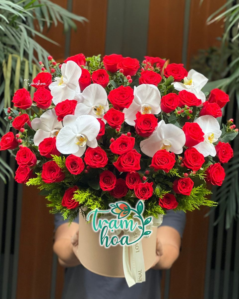 Lẵng hoa hồng đỏ kết hợp lan hồ điệp mừng kỷ niệm ngày cưới bố mẹ