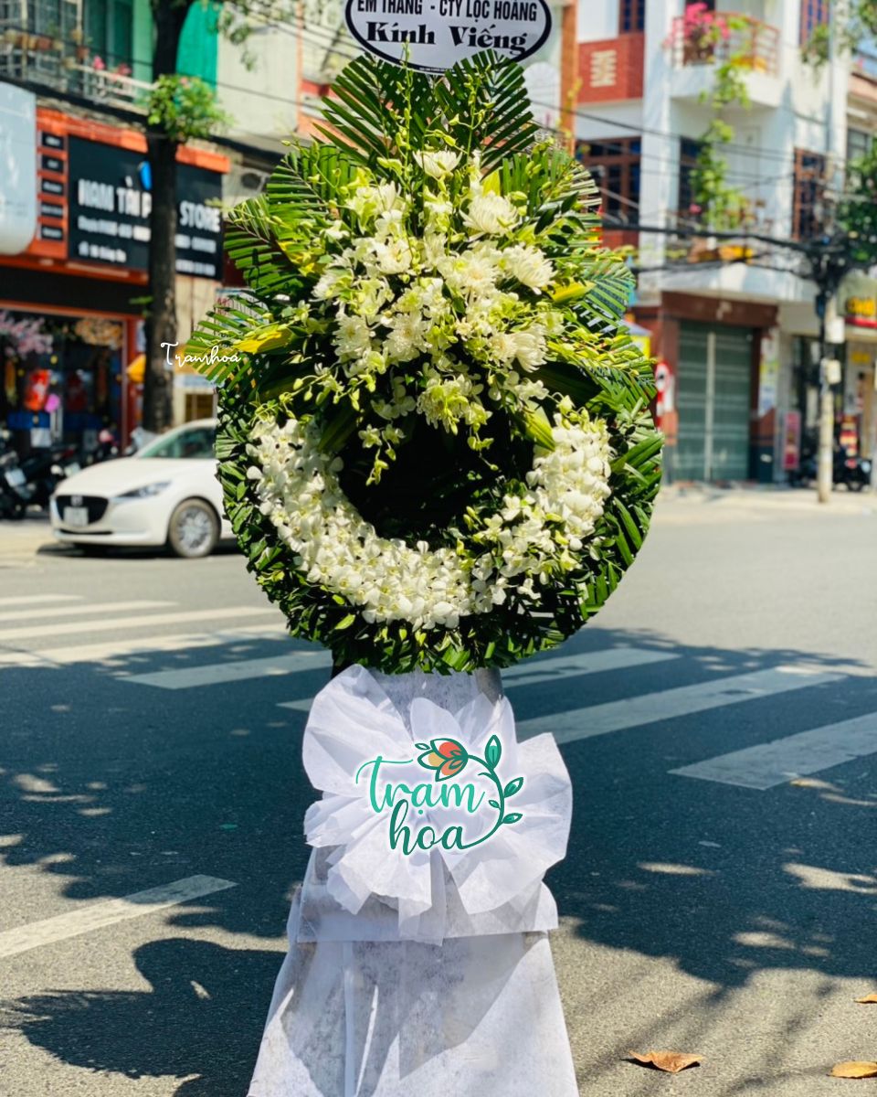 Mẫu vòng hoa tang trắng cơ bản nhưng không kém phần trang trọng tại Shop hoa tang lễ Đà Nẵng