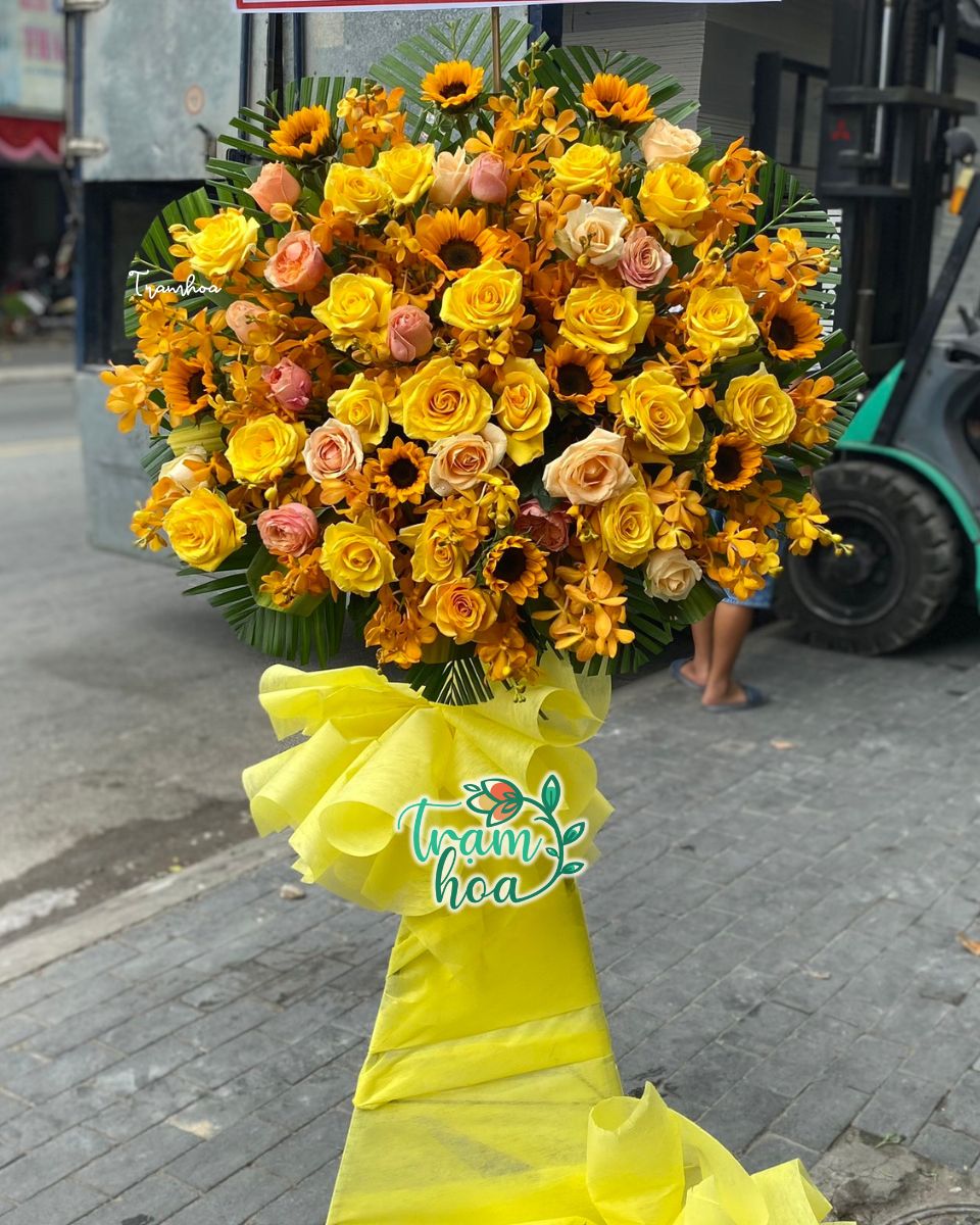 Ke hoa chuc mung ruc ro tone vang cam tu Tram Hoa Ayun Pa Kệ hoa chúc mừng rực rỡ tone vàng cam từ Trạm Hoa Ayun Pa