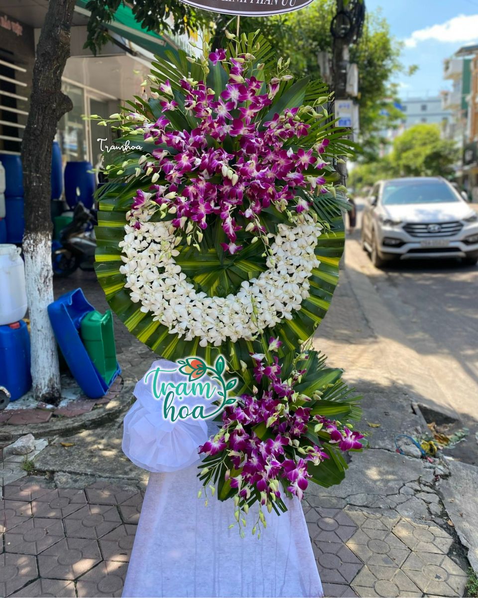 Vong hoa tang le hoa kinh vieng trang trong tai Tram Hoa Ayun Pa Vòng hoa tang lễ, hoa kính viếng trang trọng tại Trạm Hoa Ayun Pa