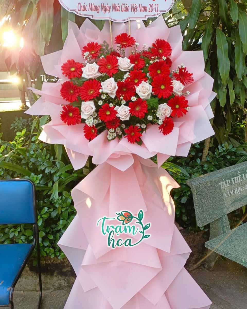 Ke hoa chuc mung duoc dat nhieu tai Tram Hoa Dinh Quan Kệ hoa chúc mừng được đặt nhiều tại Trạm Hoa Định Quán