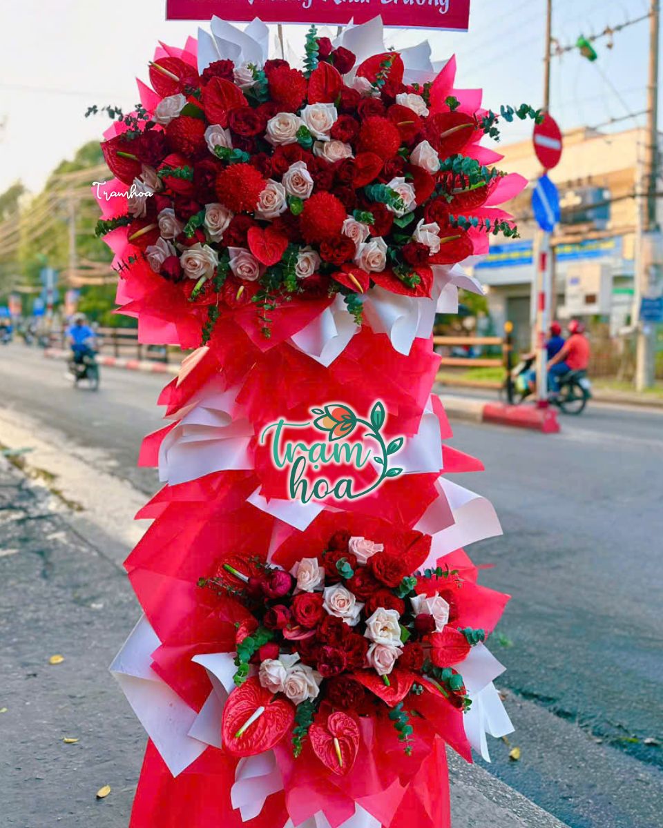 Kệ hoa chúc mừng hiện đại tại shop hoa Cái Bè
