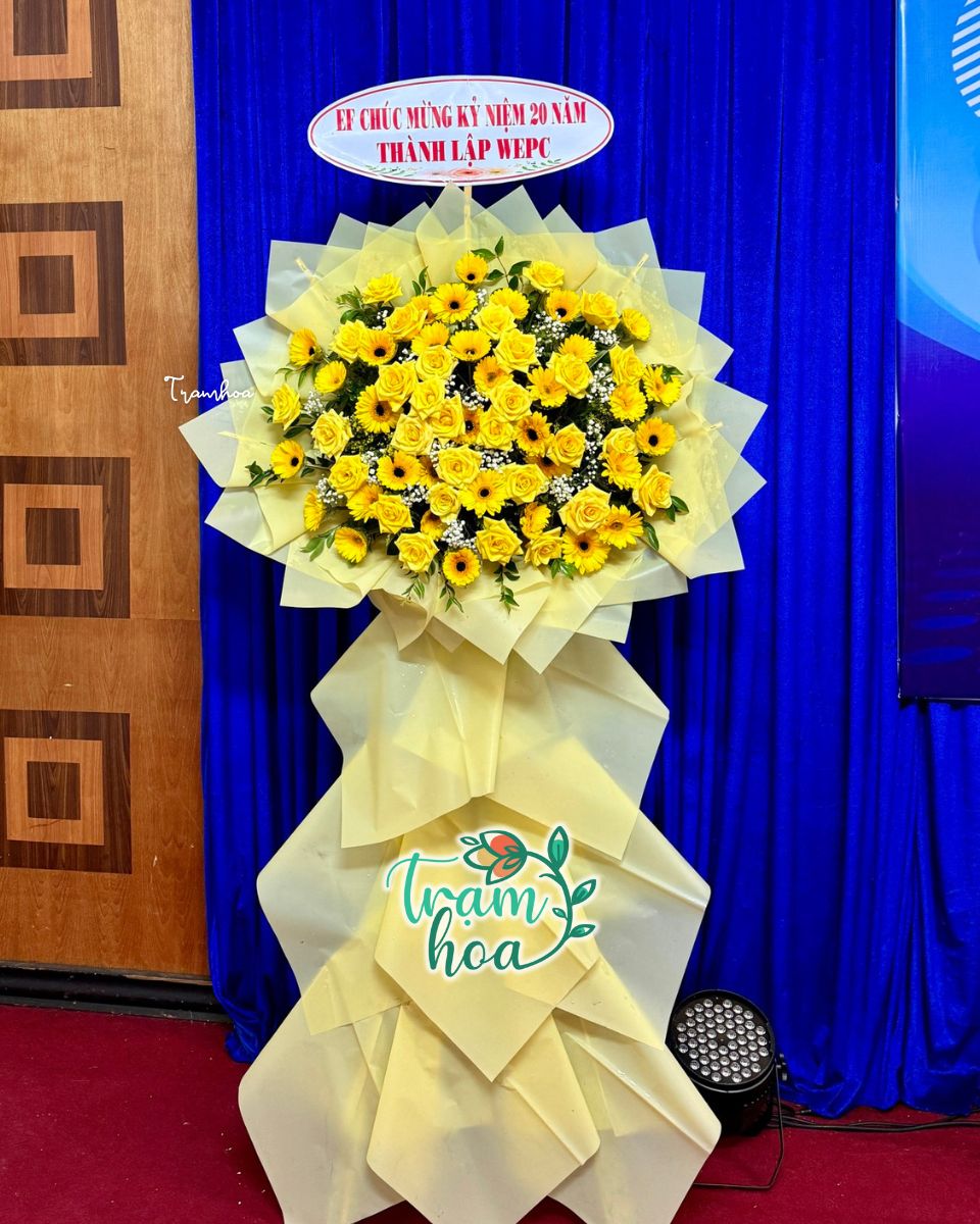 Kệ hoa khai trương đẹp tại cửa hàng hoa Di Linh