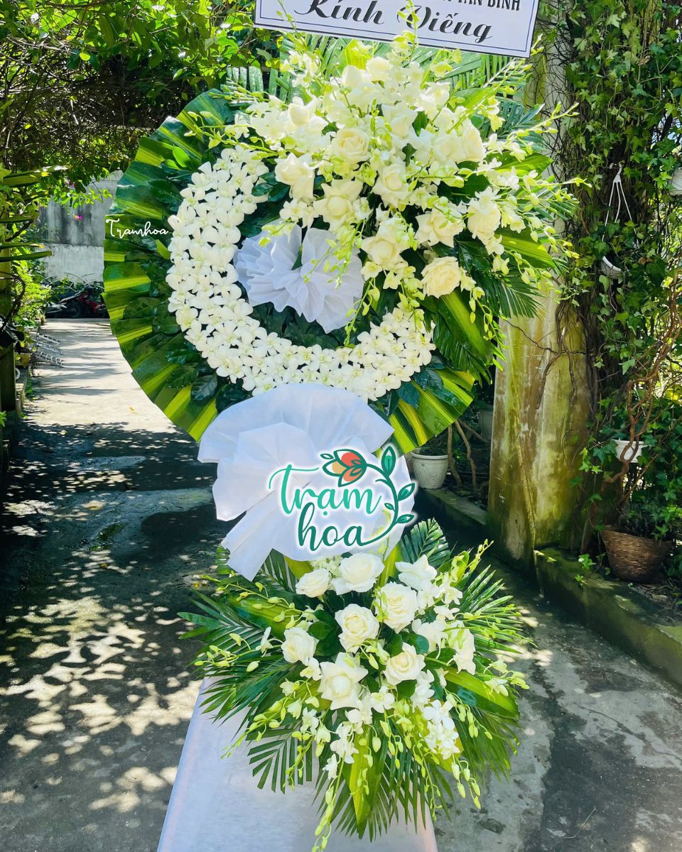 Mẫu hoa chia buồn phổ biến tại shop hoa Di Linh