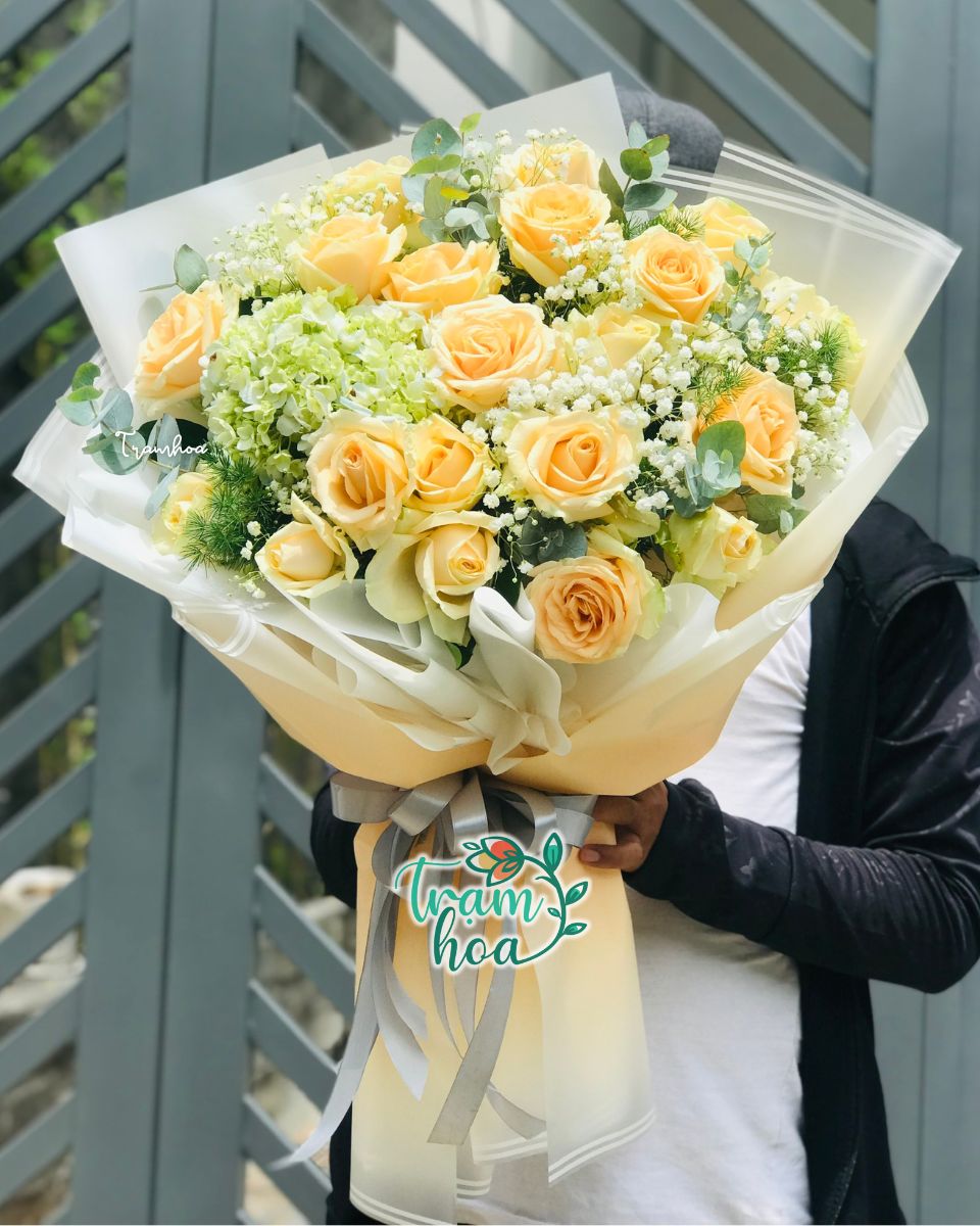 Bo hoa hong vang goi giay kem thanh lich Bó hoa hồng vàng gói giấy kem thanh lịch