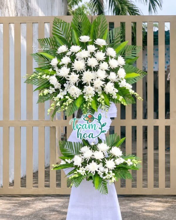Đồng Cảm CB015: kệ hoa chia buồn hoa cúc trắng hai tầng, nơ trắng