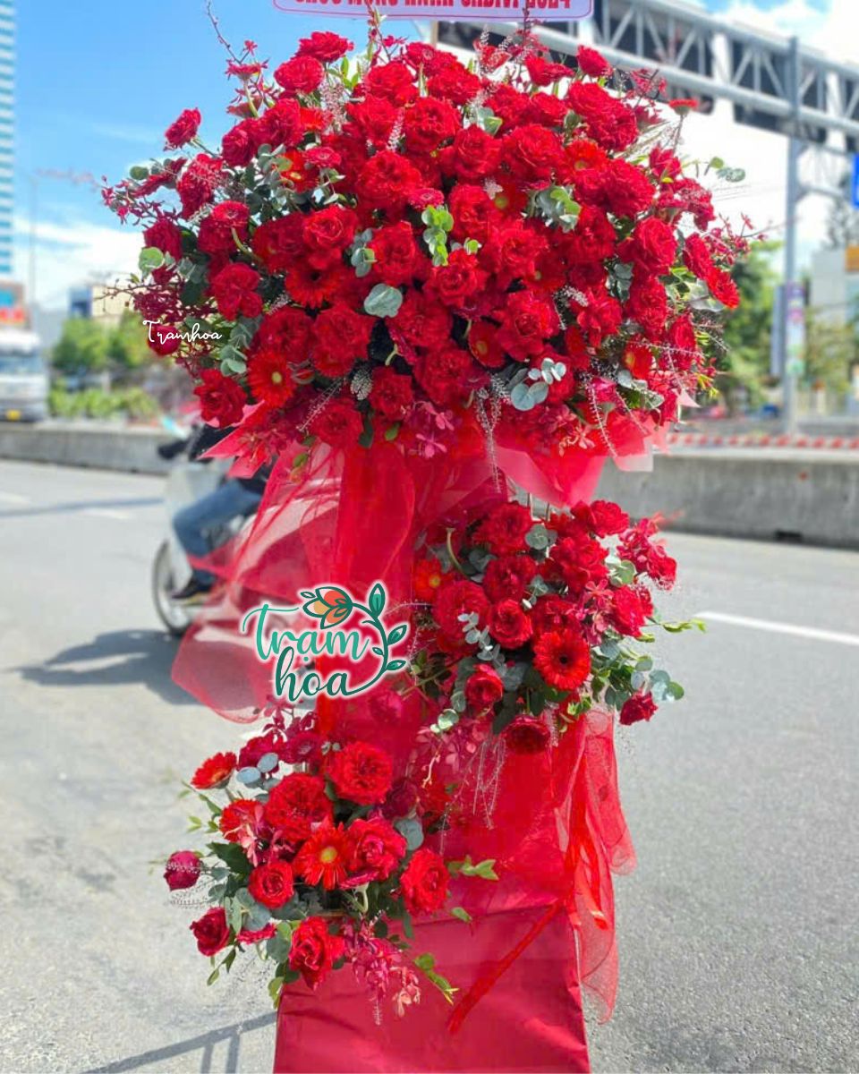 Kệ hoa chúc mừng hoành tráng tại Shop hoa tươi Thanh Khê Đà Nẵng