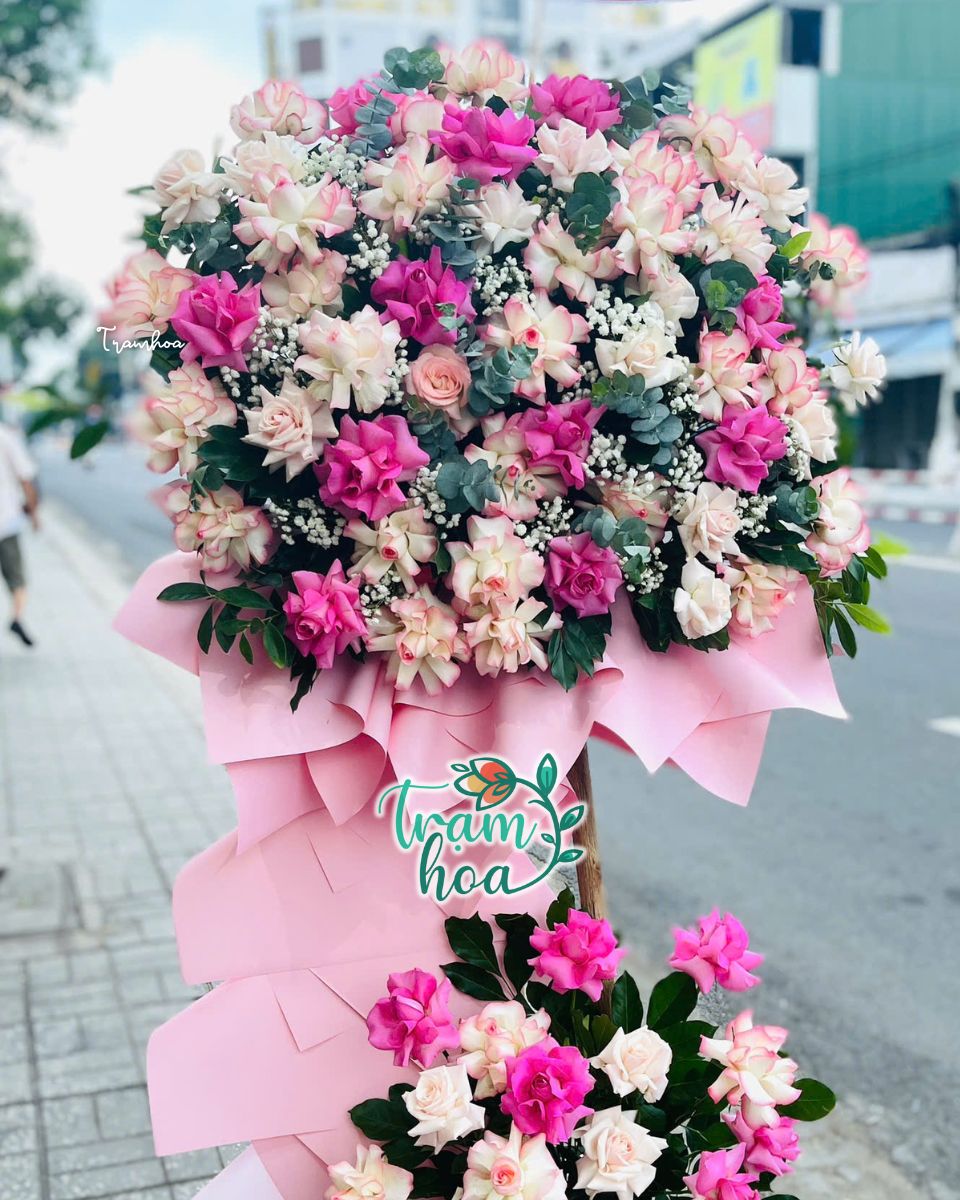 Ke hoa chuc mung ruc ro tai Tram Hoa Pleiku Kệ hoa chúc mừng rực rỡ tại Trạm Hoa Pleiku