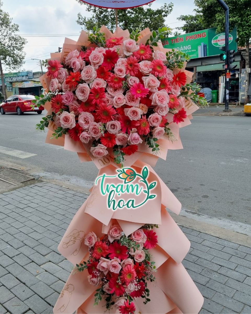 Ke hoa khai truong dep ruc ro tai Shop hoa tuoi Dong Phu Kệ hoa khai trương đẹp rực rỡ tại Shop hoa tươi Đồng Phú