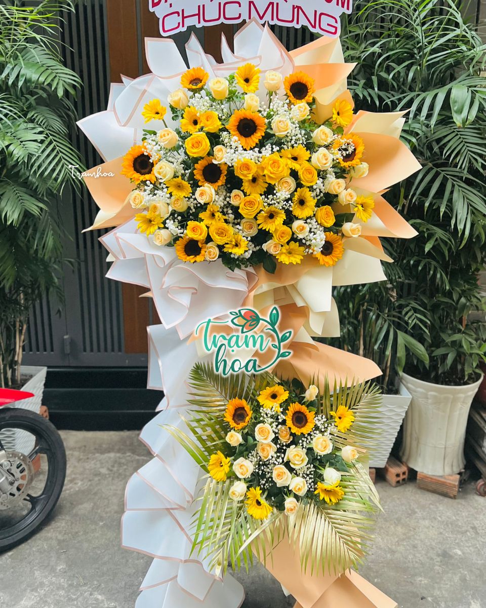 Ke hoa khai truong tu hoa hong vang va huong duong Kệ hoa khai trương từ hoa hồng vàng và hướng dương