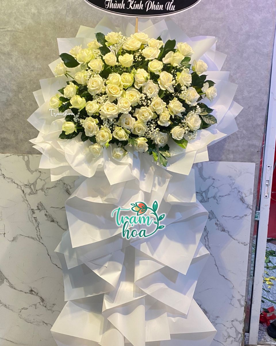 Kệ hoa viếng tang trắng trang trọng tại Shop hoa tang lễ Quảng Ngãi