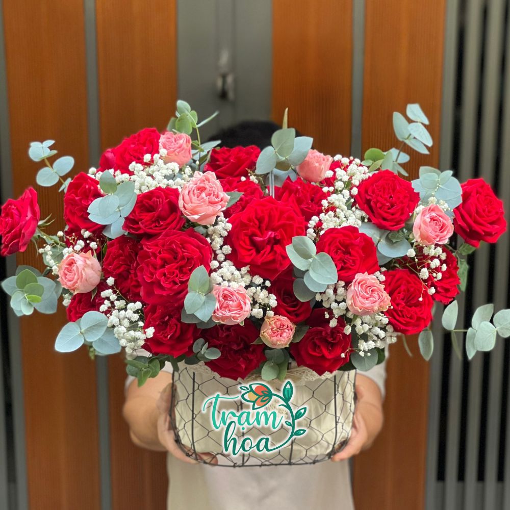 Lẵng hoa tone đỏ phù hợp để tặng vợ trong ngày 20/10