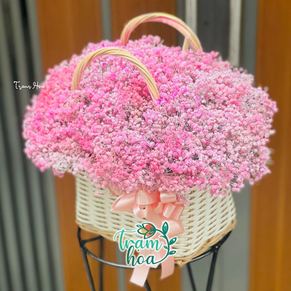 Mẫu giỏ hoa baby hồng phù hợp tặng người phụ nữ giản dị, gần gũi