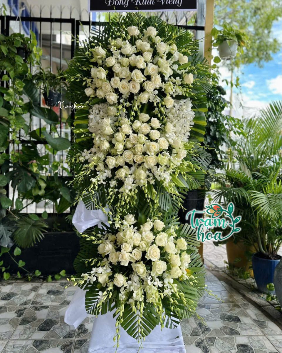 Vòng hoa tang trắng hoành tráng được đặt nhiều tại Shop hoa tang lễ Tây Ninh