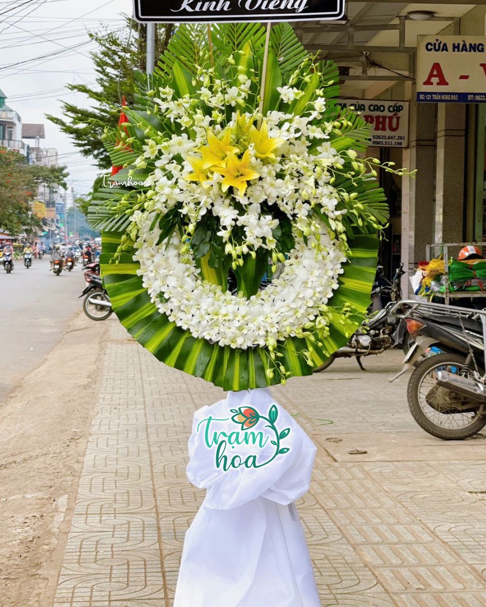 Vong hoa tang trang truyen thong y nghia chia buon voi gia dinh nguoi nhan Vòng hoa tang trắng truyền thống ý nghĩa chia buồn với gia đình người nhận