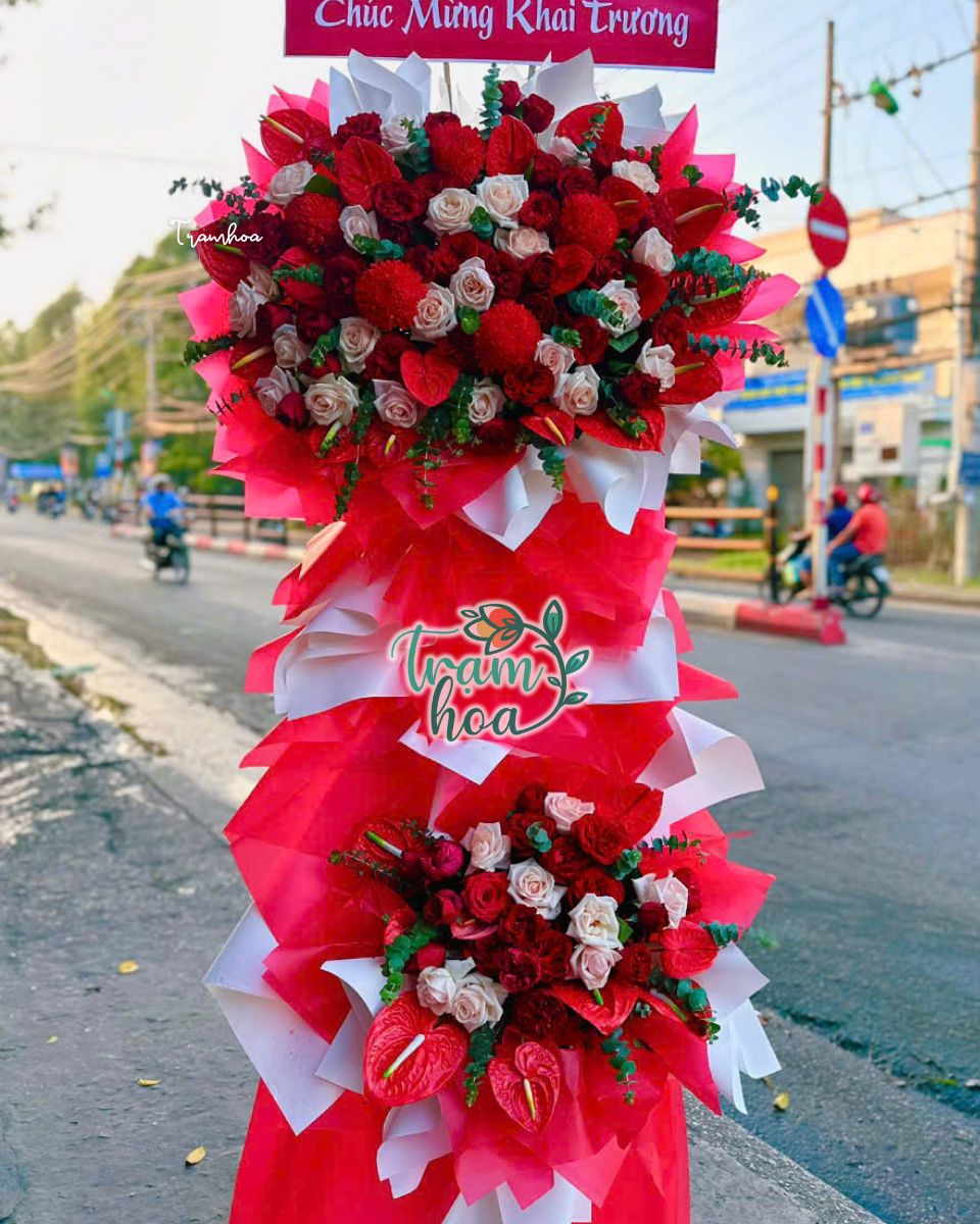 Hoa khai trương tone đỏ rực rỡ phù hợp với cửa hàng thời trang