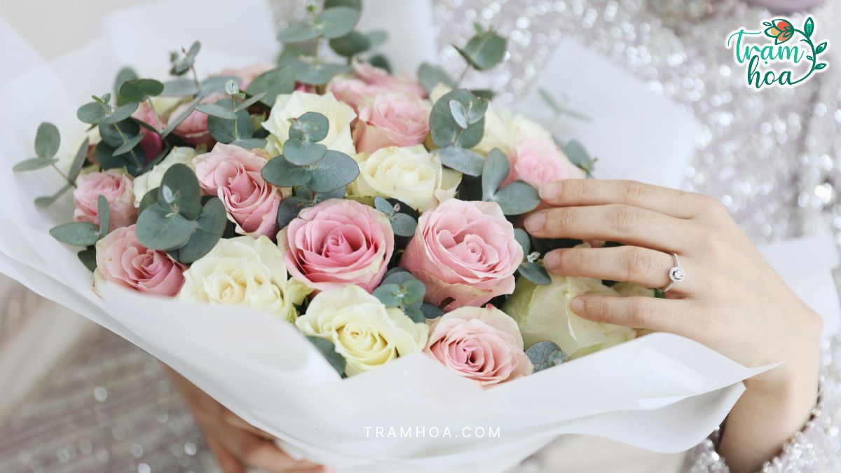 Hoa tươi là một trong những món quà tặng 20/10 ý nghĩa nhất dành cho phụ nữ