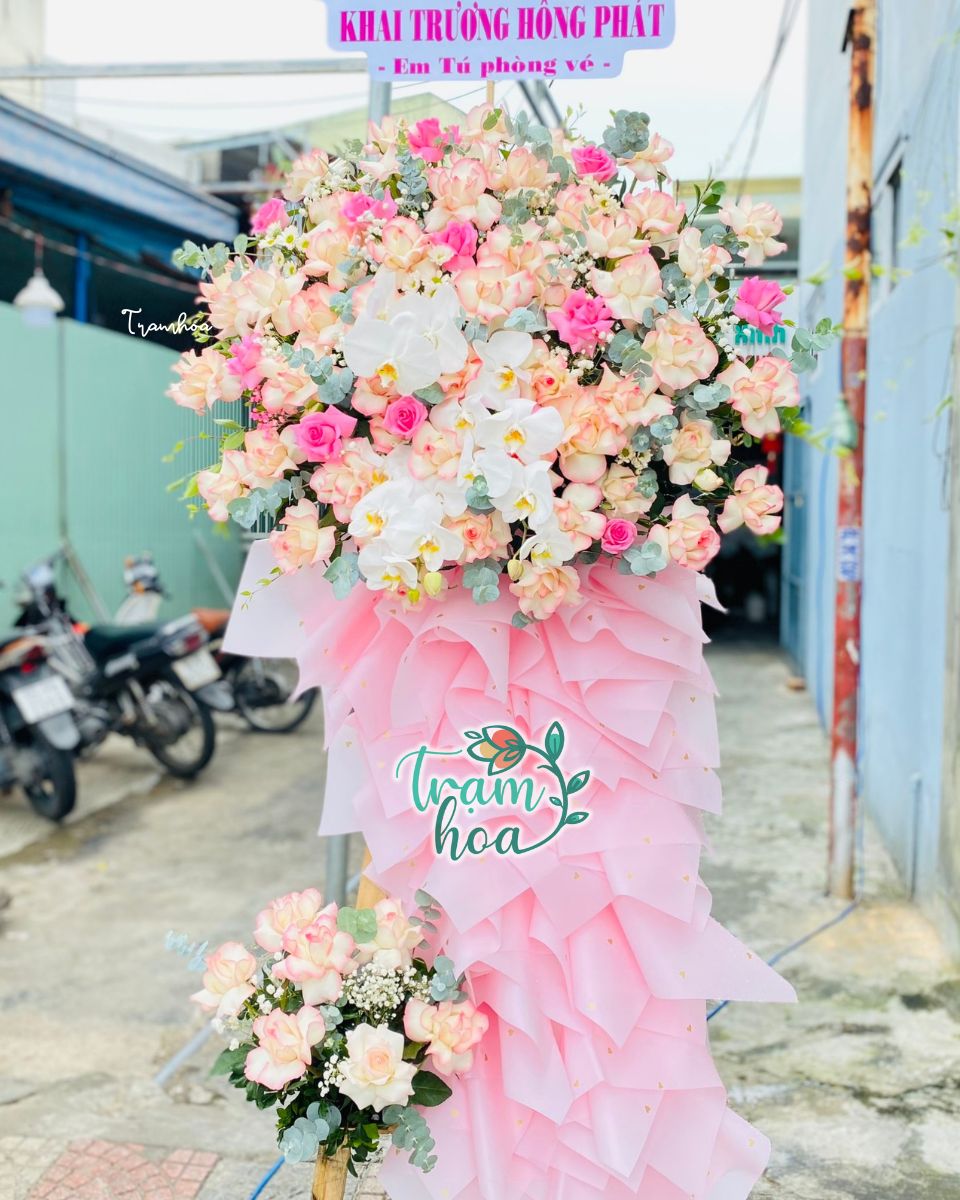 Mẫu hoa khai trương tone hồng phù hợp gửi chúc mừng quán cà phê, spa nhẹ nhàng