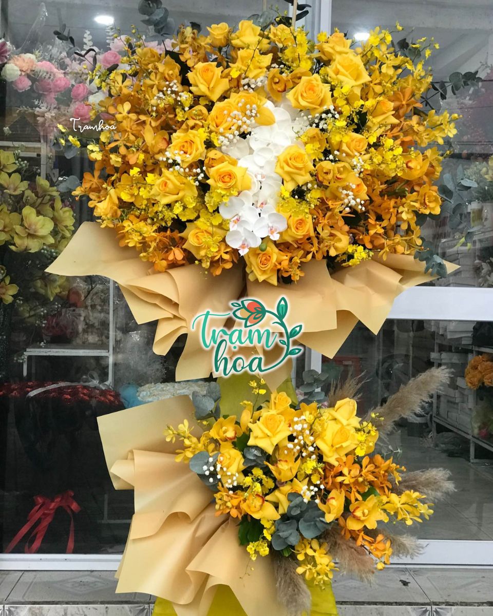 Mot ke hoa ket hop giua lan mokara va lan ho diep la loi chuc phat tai – phat loc – phat trien vung vang Một kệ hoa kết hợp giữa lan mokara và lan hồ điệp là lời chúc "phát tài – phát lộc – phát triển vững vàng"
