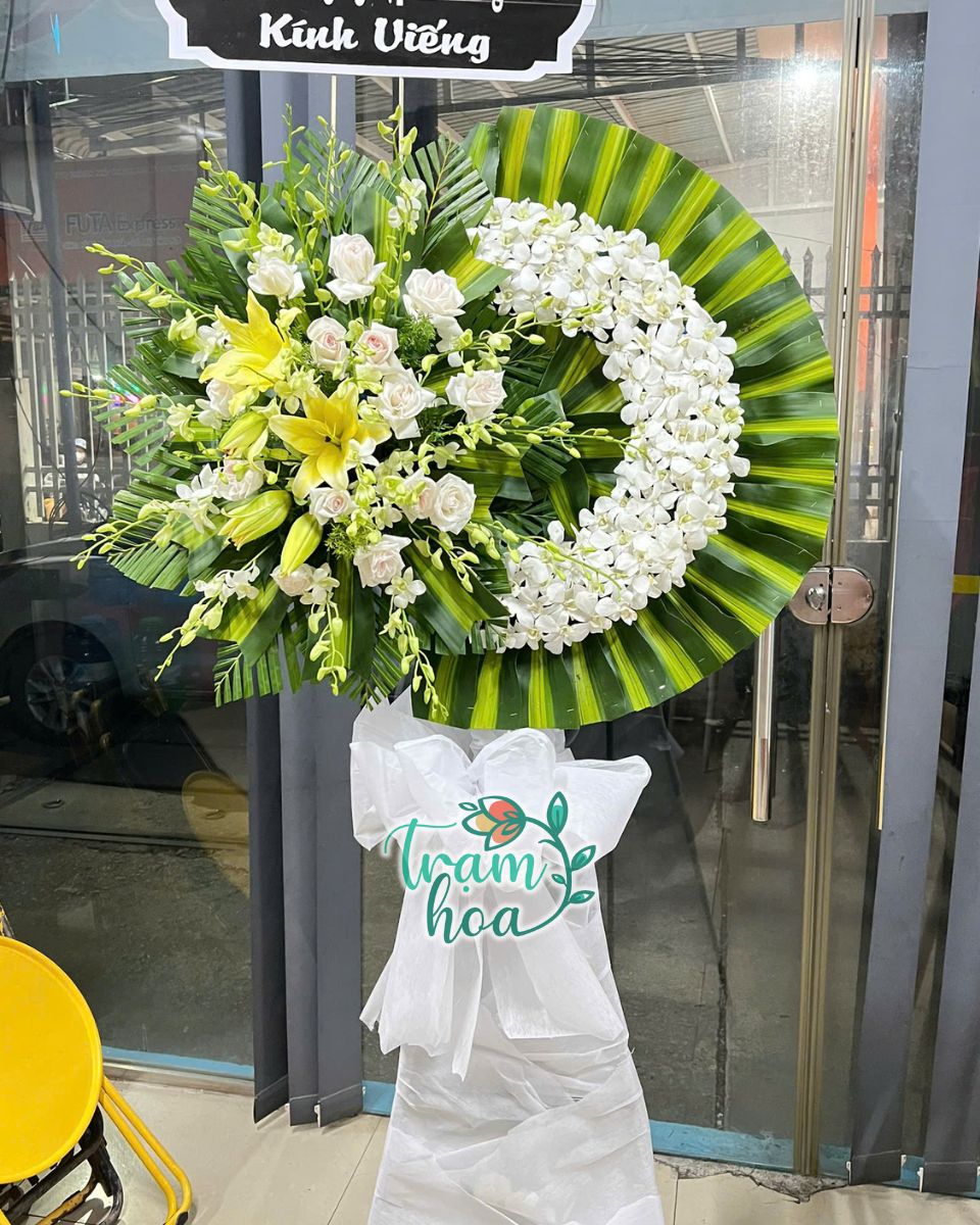Tram Hoa Gia Rai cung cap nhieu mau hoa tang le trang trong dung phong tuc giao tan noi dung hen Trạm Hoa Giá Rai cung cấp nhiều mẫu hoa tang lễ trang trọng, đúng phong tục, giao tận nơi đúng hẹn