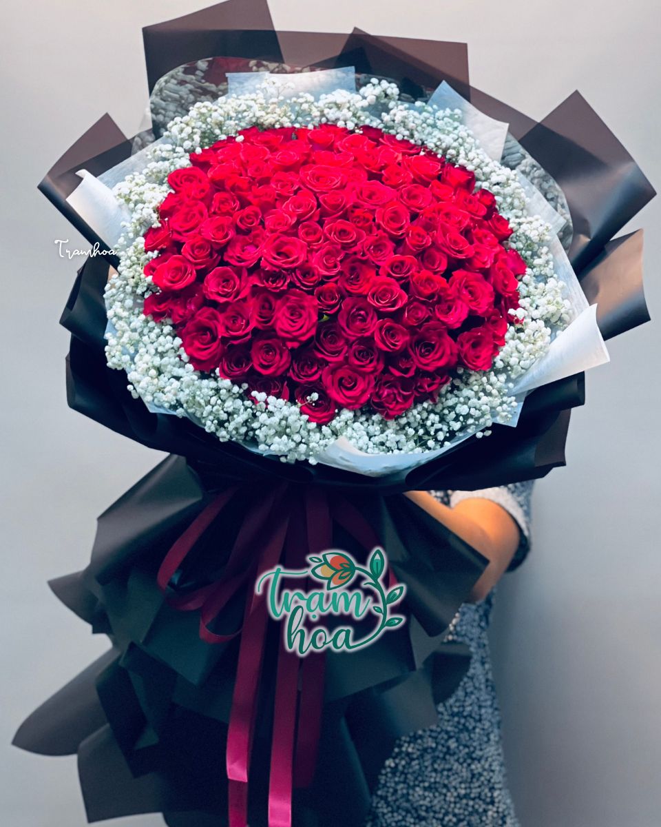 Bo hoa hong do giay den sang trong Bó hoa hồng đỏ giấy đen sang trọng