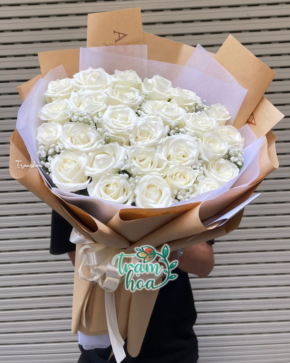 Bo hoa hong trang gui loi cau hon den co gai tinh te chan thanh Bó hoa hồng trắng gửi lời cầu hôn đến cô gái tinh tế, chân thành