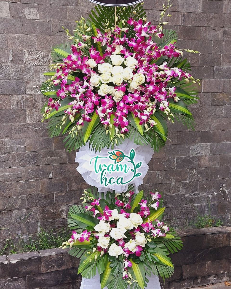 Mẫu hoa tang lễ màu tím được kết hợp giữa hoa lan tím và hồng trắng của Trạm Hoa