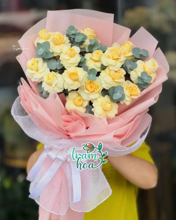 Bó hoa Nắng Hạ B038 với hồng vàng nhạt và lá bạc, gói giấy hồng pastel
