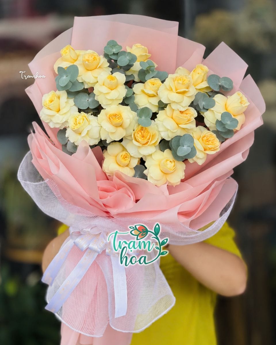 Bó hoa Nắng Hạ B038 với hồng vàng nhạt và lá bạc, gói giấy hồng pastel