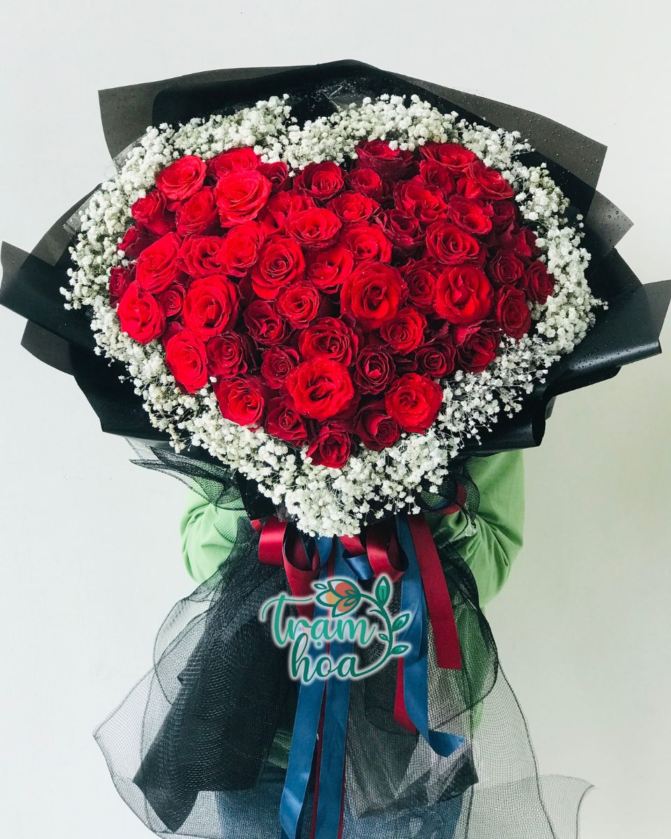 Bó hoa hồng đỏ xếp hình trái tim mừng đám cưới bạn thân ý nghĩa