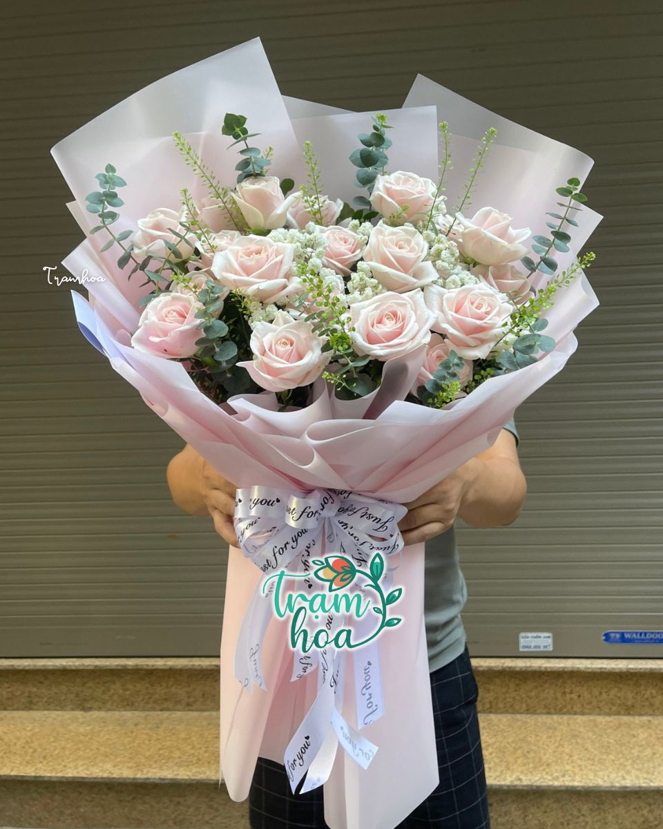 Bó hoa tone hồng pastel cũng là lựa chọn phù hợp cho tiệc thôi nôi bé gái