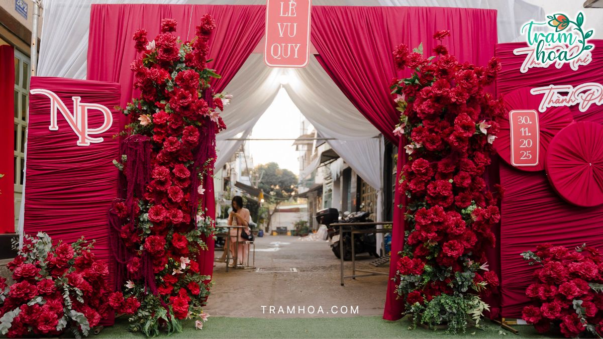 Cổng hoa hoành tráng, đồng điệu với tone màu chủ đạo sẽ tạo ấn tượng sâu sắc với khách mời.