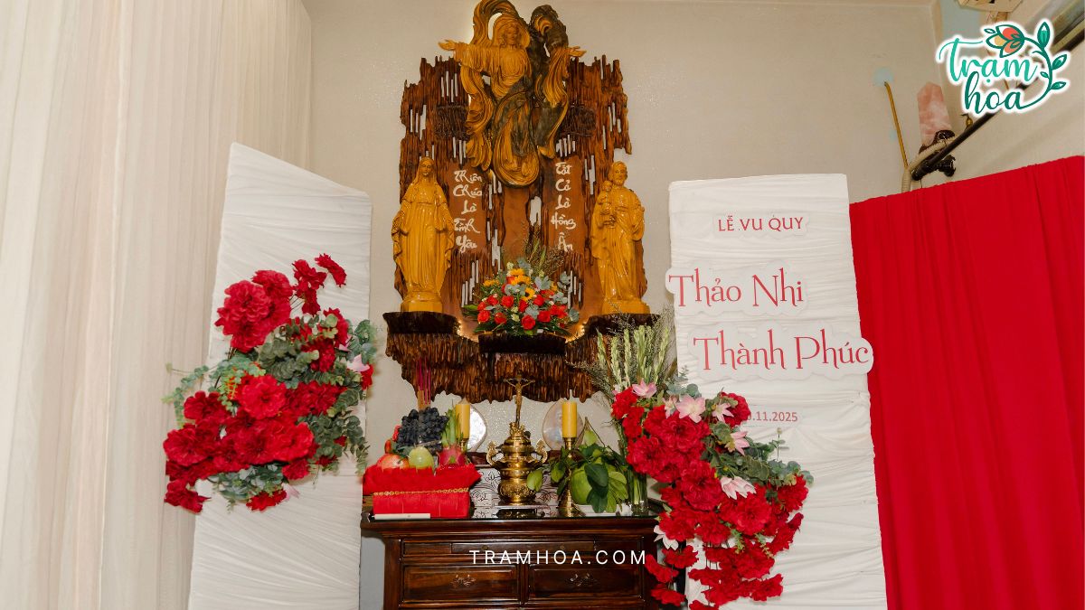 Hoa bàn thờ không thể qua loa, mà cần được chuẩn bị cẩn thận, trang nghiêm.