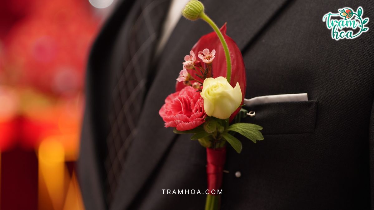 Hoa cài áo trong lễ hỏi góp phần tăng sự trang trọng và chỉnh chu