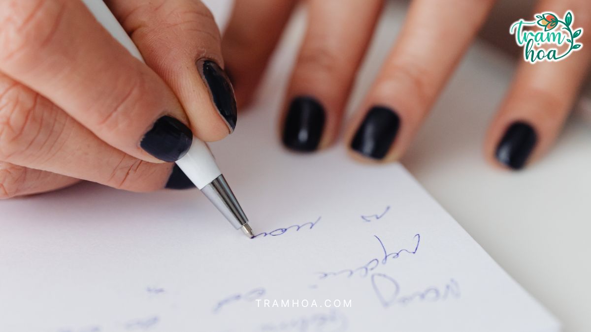 Mot tam thiep viet tay se lam cho mon qua tang nguoi huong noi them phan y nghia va trang trong Một tấm thiệp viết tay sẽ làm cho món quà tặng người hướng nội thêm phần ý nghĩa và trang trọng