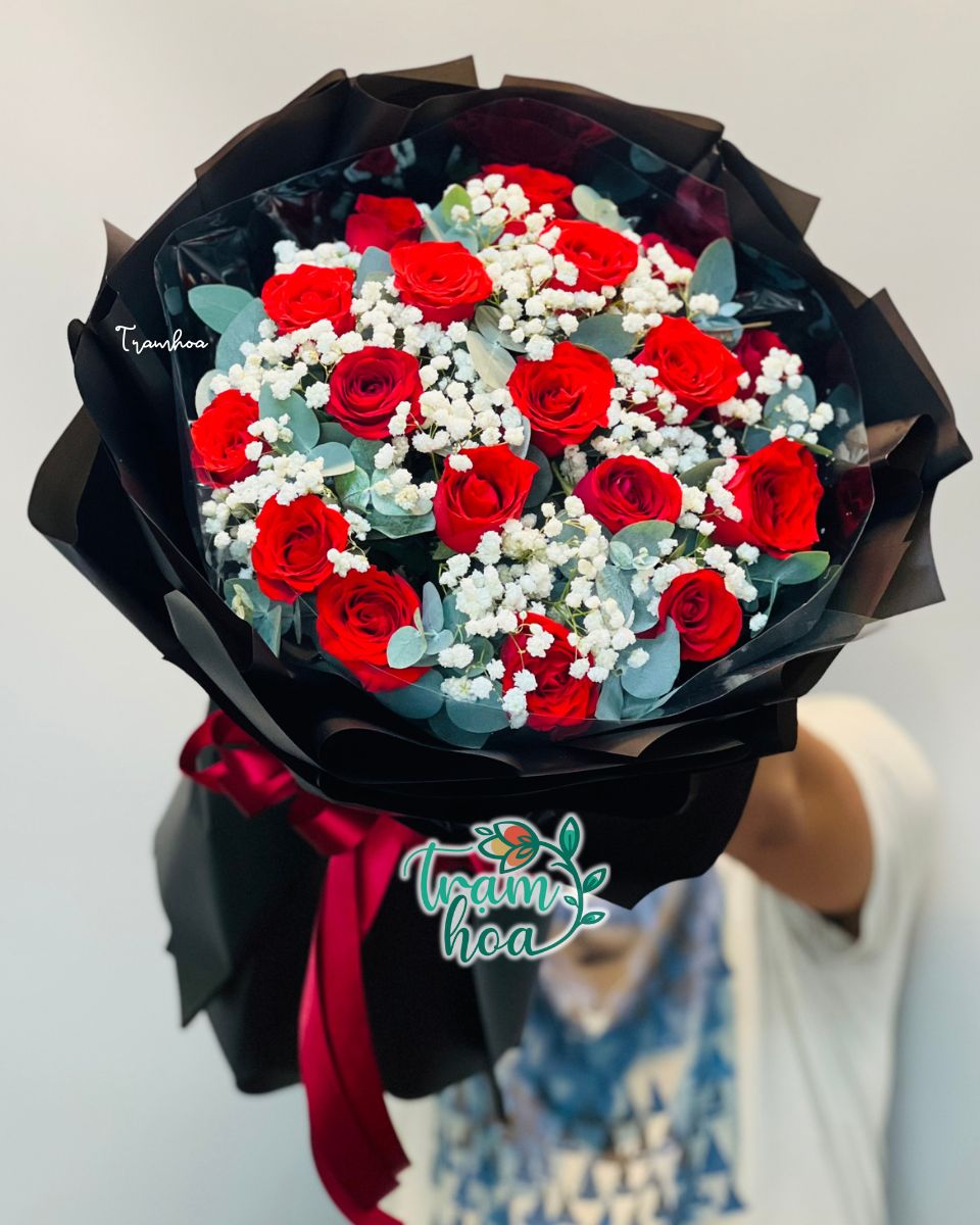 Bo hoa hong do giay goi den sang trong Bó hoa hồng đỏ giấy gói đen sang trọng