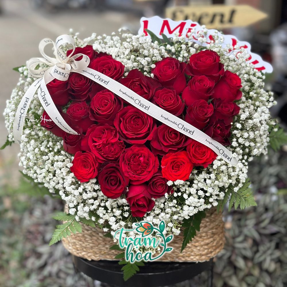 Lẵng hoa hồng đỏ đẹp kết hình trái tim tặng dịp kỷ niệm ngày cưới