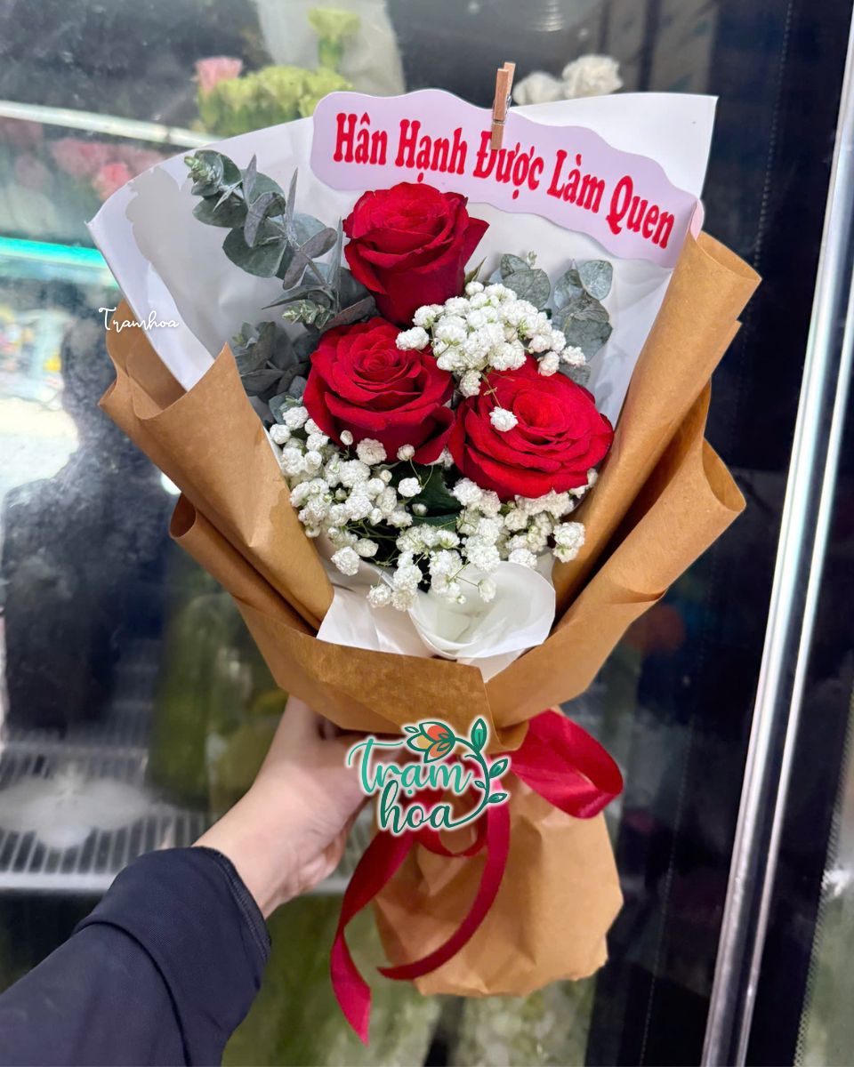 Bo hoa nho dat tren ban ca phe trong buoi hen dau