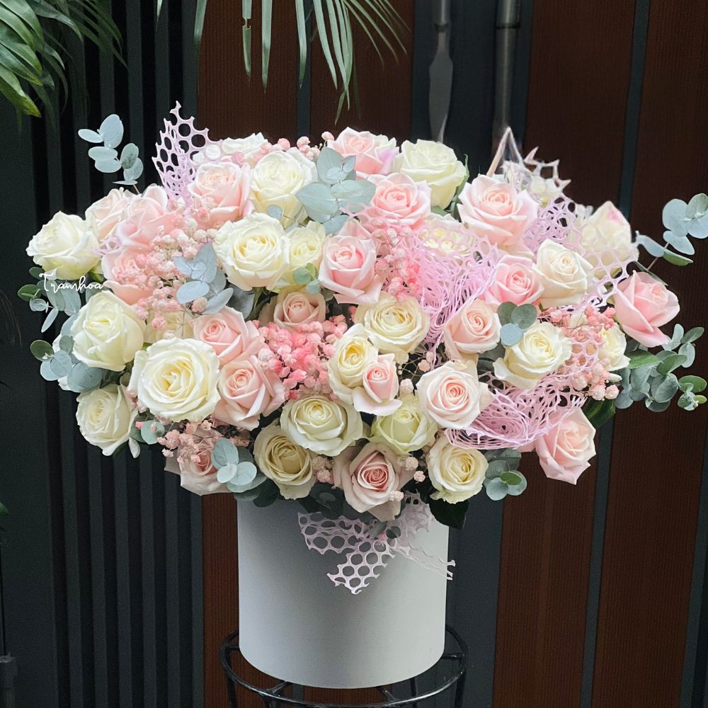 Giỏ hoa tặng mẹ chồng tone trắng hồng lịch sự