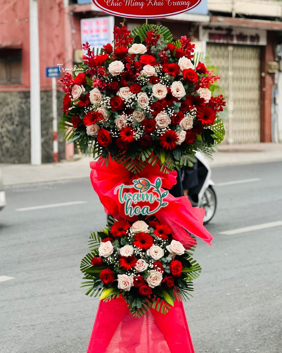 Ke hoa 2 tang khai truong van phong bat dong san sang trong Kệ hoa 2 tầng khai trương văn phòng bất động sản sang trọng