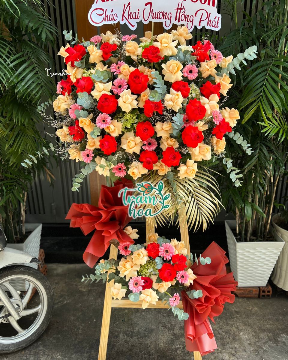 Kệ hoa khai trương showroom ô tô tone đỏ vàng sang trọng