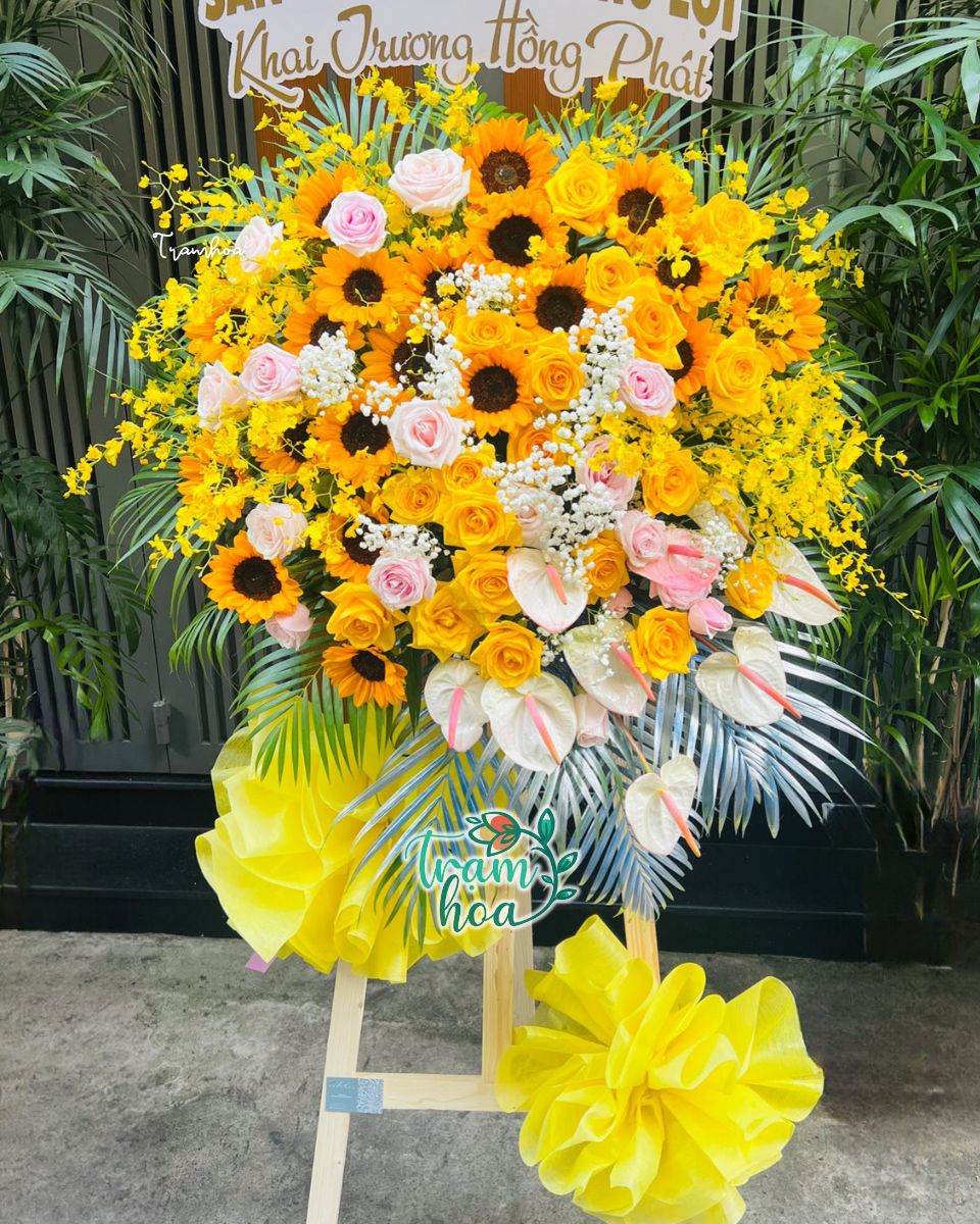 Kệ hoa khai trương showroom ô tô tone vàng sang trọng