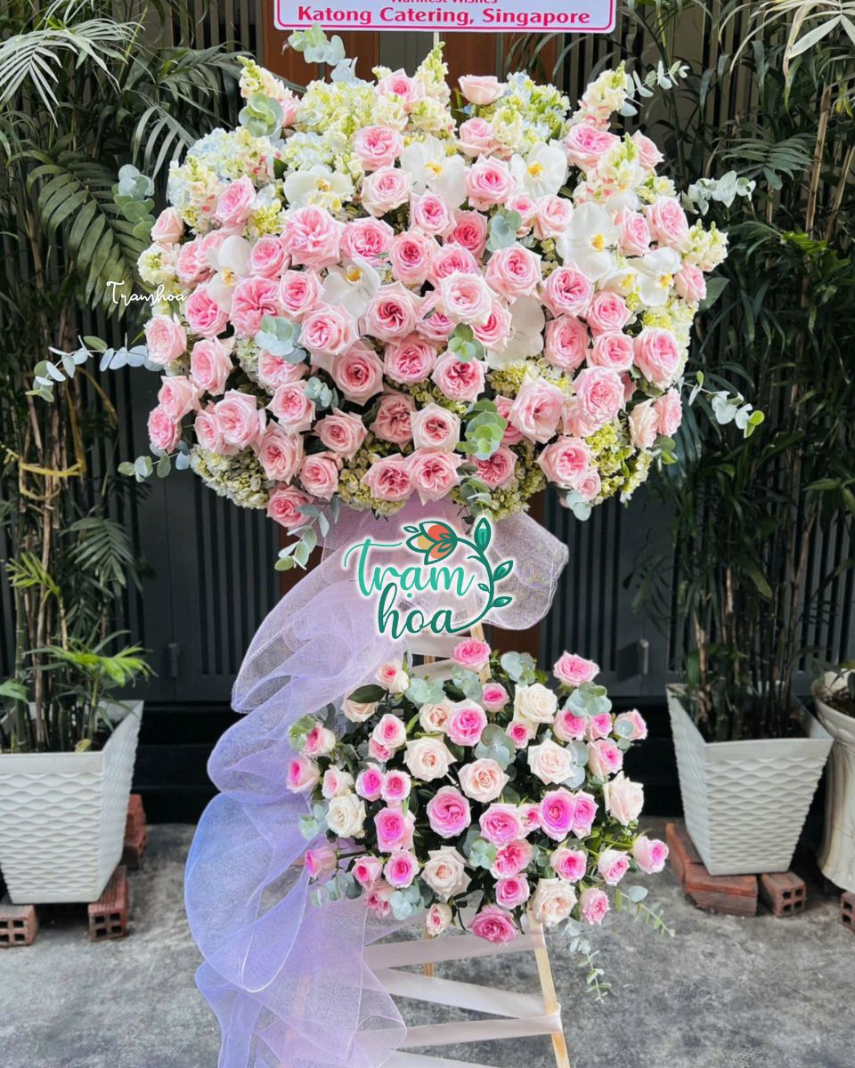 Ke hoa khai truong studio ao cuoi tone trang hong sang trong Kệ hoa khai trương studio áo cưới tone trắng hồng sang trọng
