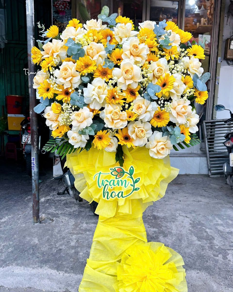Ke hoa khai truong studio tone vang champagne sang trong Kệ hoa khai trương studio tone vàng champagne sang trọng