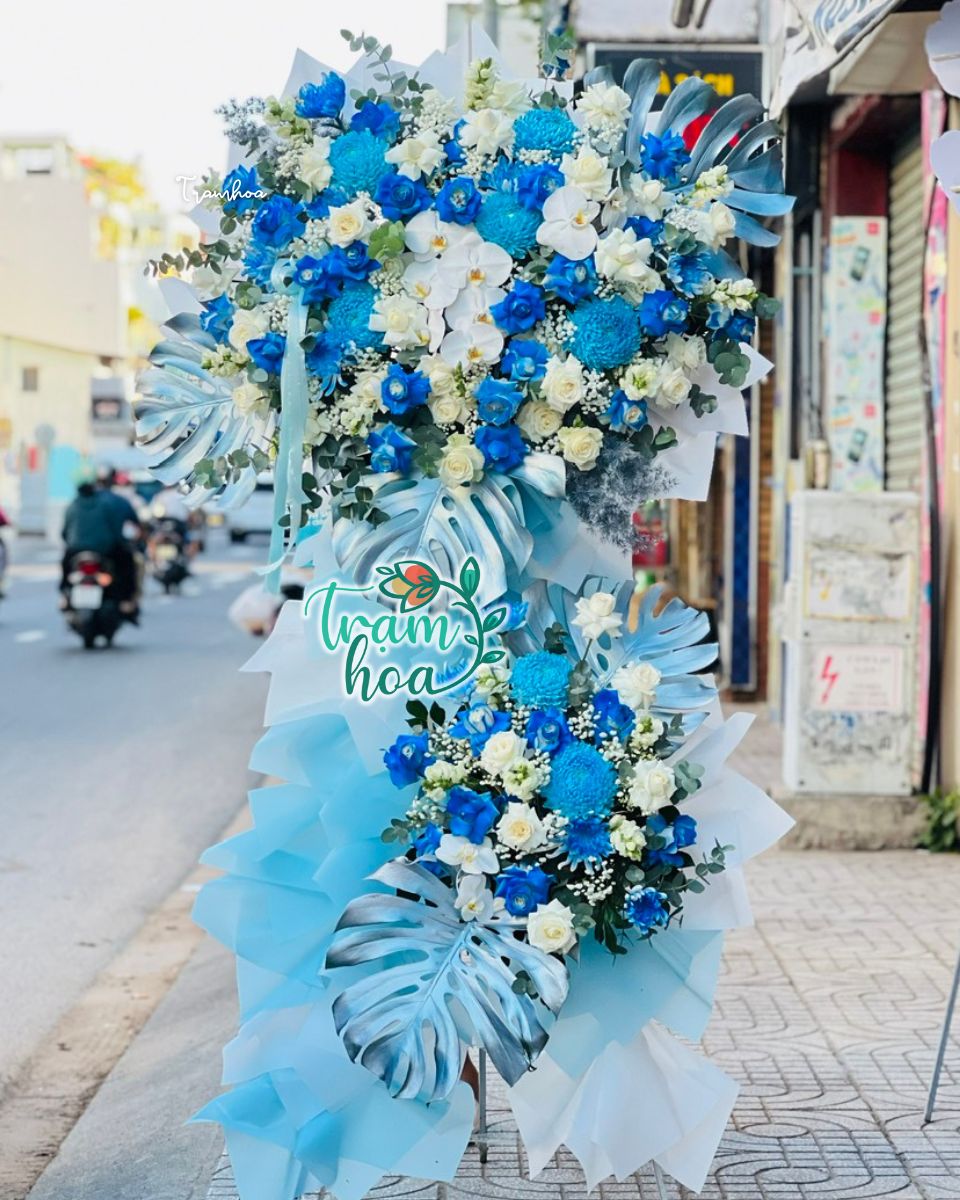 Ke hoa khai truong phong kham nha khoa tone trang xanh sang trong Kệ hoa khai trương phòng khám nha khoa tone trắng xanh sang trọng